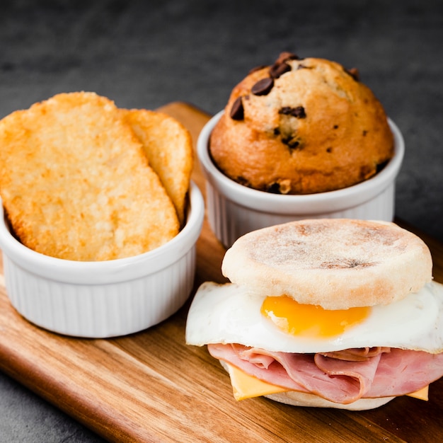 Kostenloses Foto nahaufnahmesammlung benedict eggsandwich nahe bei muffin