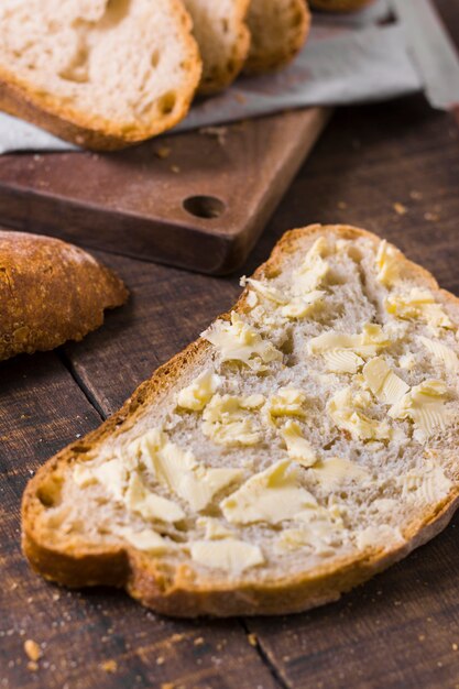 Nahaufnahmescheibe brot mit Butter