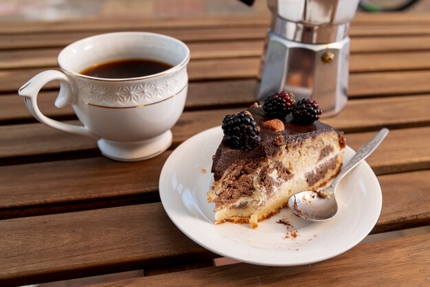 Nahaufnahmescheibe des Kuchens mit Kaffeetasse