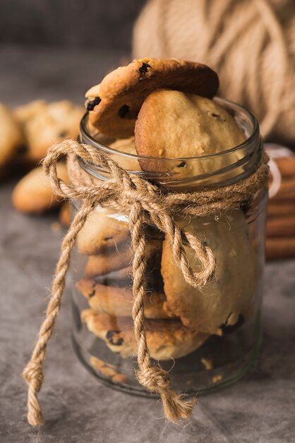 Nahaufnahmeschokoladenplätzchen in einem Glas