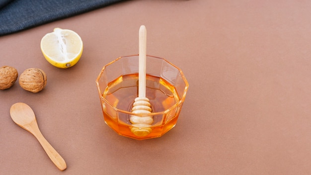 Nahaufnahmeschüssel füllte mit Honig auf einer Tabelle