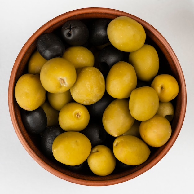 Nahaufnahmeschüssel mit Oliven auf Tabelle