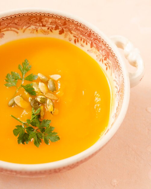 Nahaufnahmeschüssel vegetarische Suppe mit Samen