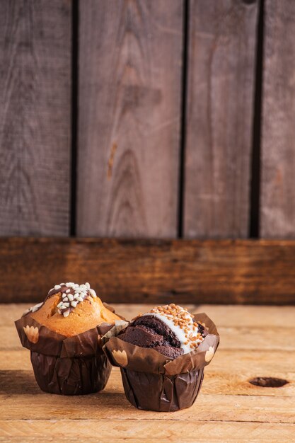 Nahaufnahmeschuss von Schokoladencupcakes auf einer hölzernen Oberfläche