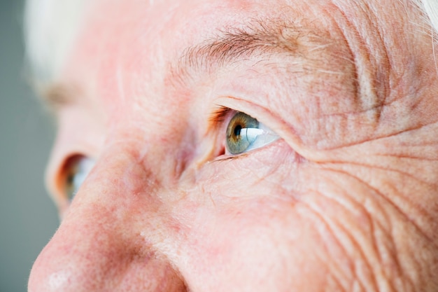 Nahaufnahmeseitenporträt von Augen der weißen älteren Frau
