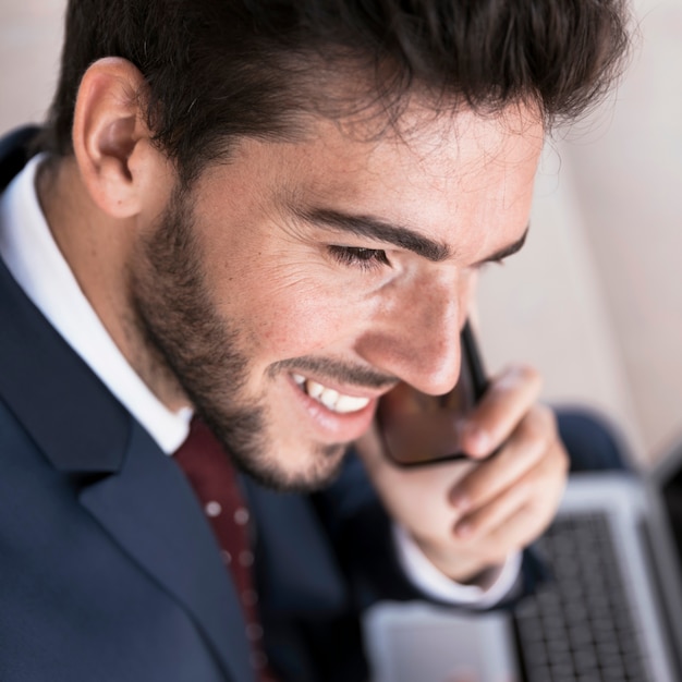 Kostenloses Foto nahaufnahmesmileyanwalt, der am telefon spricht