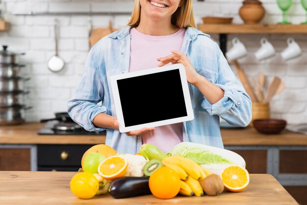 Nahaufnahmesmileyfrau mit Tablettenmodell