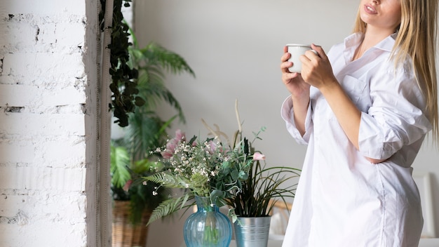 Kostenloses Foto nahaufnahmesmileyfrau mit tasse kaffee