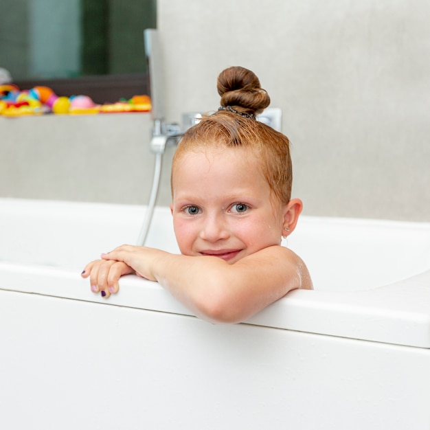 Nahaufnahmesmileymädchen in der Badewanne