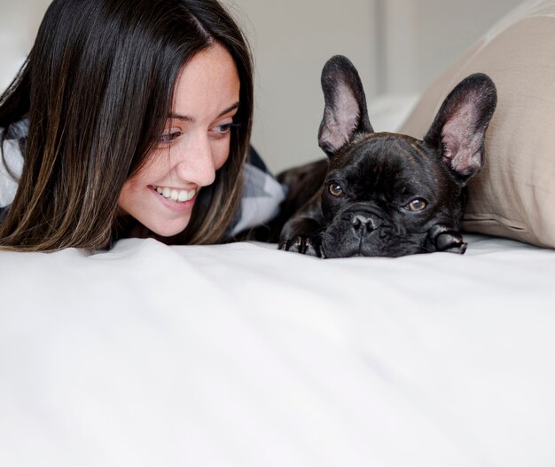 Nahaufnahmesmileymädchen mit ihrer französischen Bulldogge