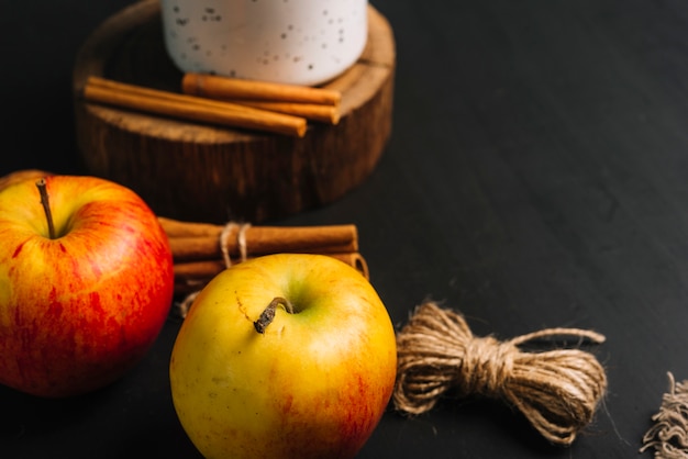 Nahaufnahmestufe und Äpfel nähern sich Zimt und Becher