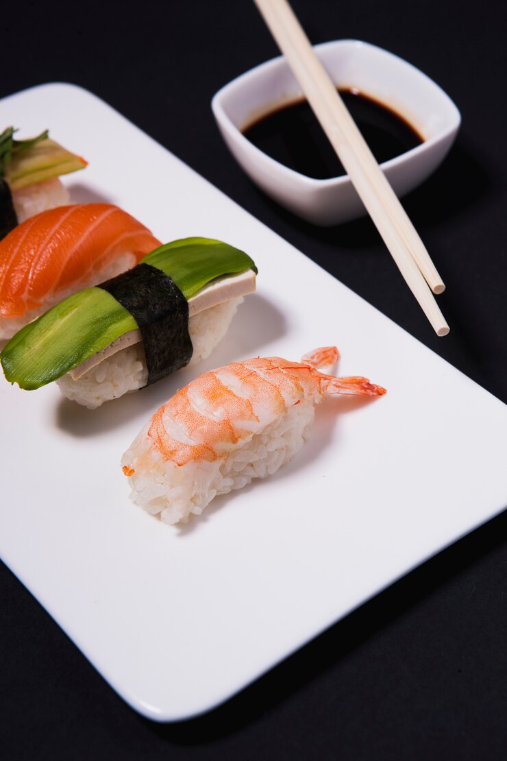 Kostenlose Foto nahaufnahmesushi nahe sojasoße essstäbchen