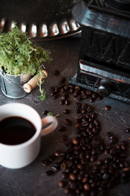 Nahaufnahmetasse kaffee mit gebratenen Bohnen