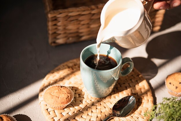 Nahaufnahmetasse kaffee mit Milch