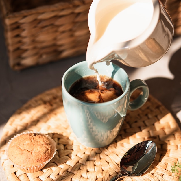 Nahaufnahmetasse kaffee mit Milch