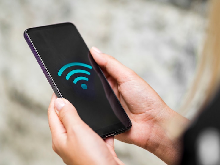 Kostenlose Foto nahaufnahmetelefon in den händen mit wifi symbol