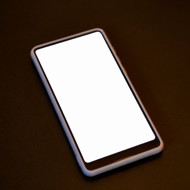 Nahaufnahmetelefon mit weißem Bildschirmmodell