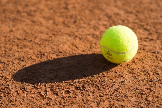 Nahaufnahmetennisball auf dem Boden