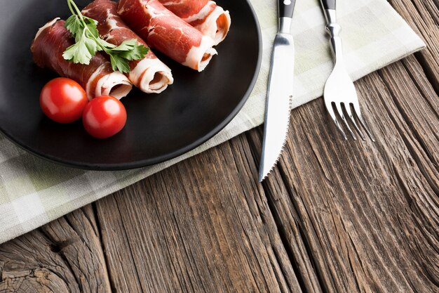 Nahaufnahmetomaten mit Fleisch auf einer Platte