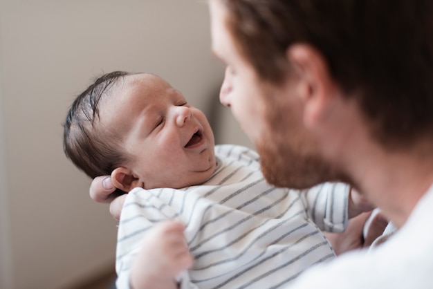 Nahaufnahmevater, der sein Baby betrachtet