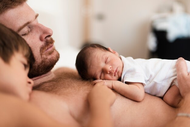 Nahaufnahmevater und -kinder, die zusammen schlafen