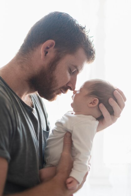 Nahaufnahmevater und -sohn, die einen Moment haben