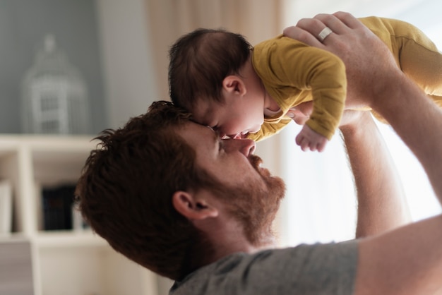 Nahaufnahmevati, der das Baby hält