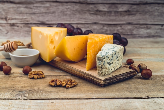 Nahaufnahmevielfalt des geschmackvollen Käses auf dem Tisch
