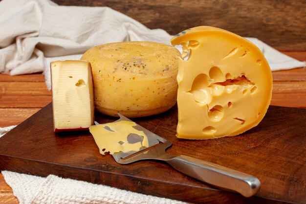 Nahaufnahmevielfalt des Käses auf einem Brett