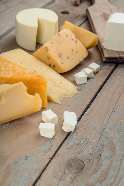 Nahaufnahmevielfalt des köstlichen Käses auf dem Tisch