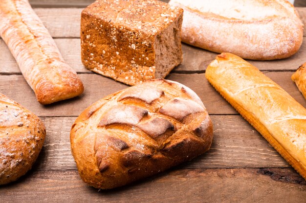 Nahaufnahmevielzahl von Broten auf dem Tisch