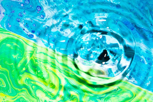 Nahaufnahmewasser schellt auf grünem und blauem Hintergrund