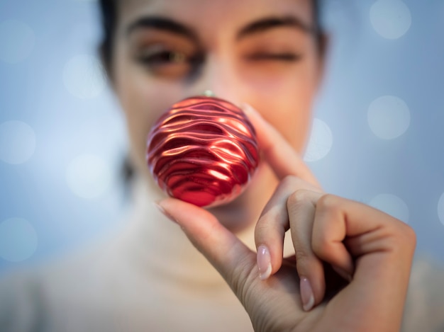 Kostenloses Foto nahaufnahmeweihnachtsdekoration für tannenbaum