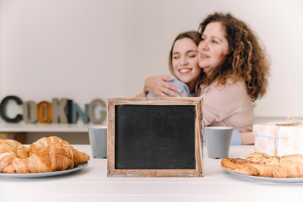 Nahe umarmende Mutter und Tochter der Tafel