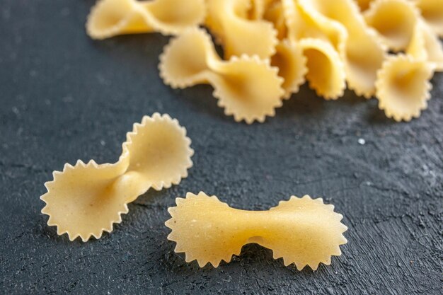 Nahe Vorderansicht wenig rohe Pasta auf grauem Hintergrund Farbe Pasta Italien Essen Fototeig