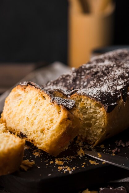 Nahes frisches Bananenbrot auf dem Tisch