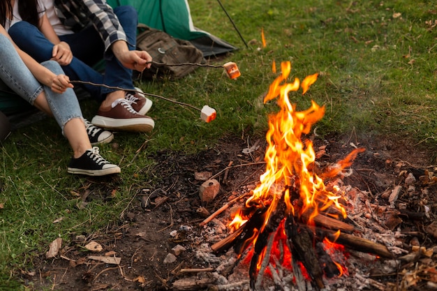 Nahes junges Paar, das Lagerfeuer genießt