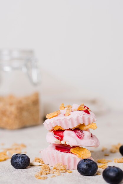 Nahes köstliches Dessert mit Blaubeeren