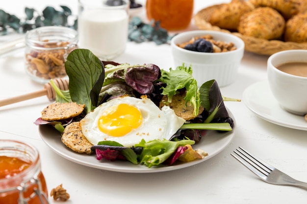 Nahes köstliches Frühstück mit Salat und Ei