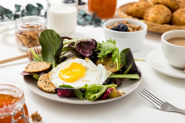 Nahes köstliches Frühstück mit Salat und Ei