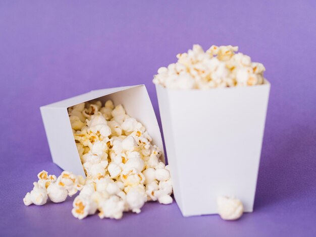 Nahes köstliches Popcorn bereit, serviert zu werden