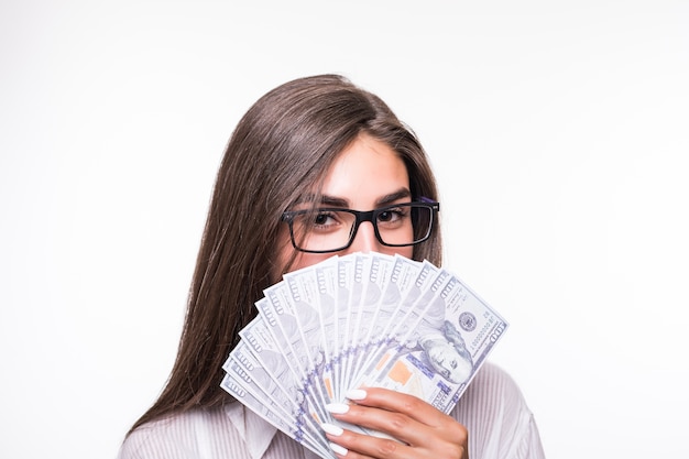 Nahes Porträt der Geschäftsfrau mit langen braunen Haaren in der Freizeitkleidung halten viele Dollarbanknoten