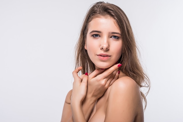 Nahes porträt des jungen brünetten modellmädchens ohne kleidung mit modefrisur lokalisiert auf weißem hintergrund
