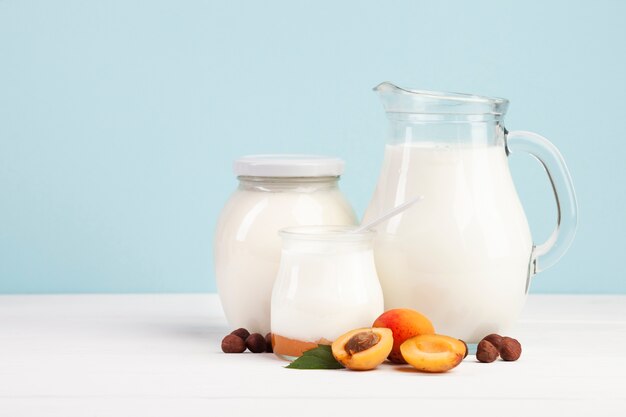 Nahrhafte frische Milch und gesundes Obst