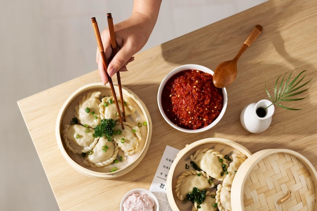 Kostenloses Foto nahrhafte mahlzeit mit sambal-zusammensetzung