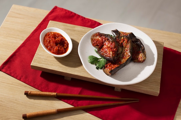 Kostenloses Foto nahrhafte mahlzeit mit sambal-zusammensetzung