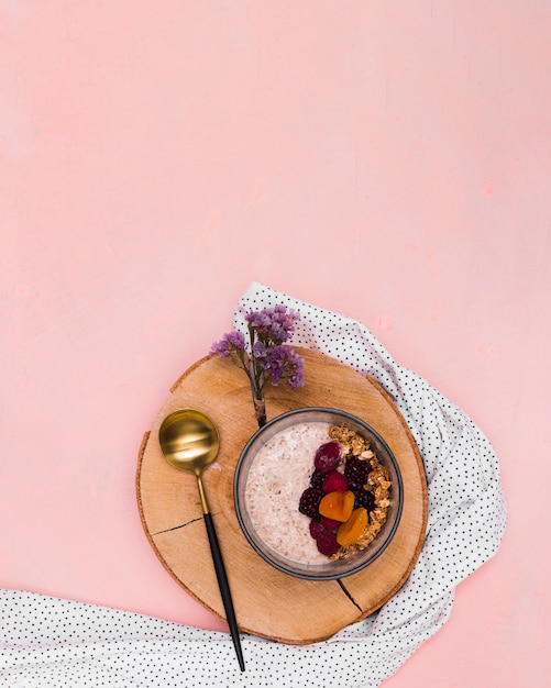 Kostenloses Foto nahrhaftes gesundes frühstück mit kopienraum