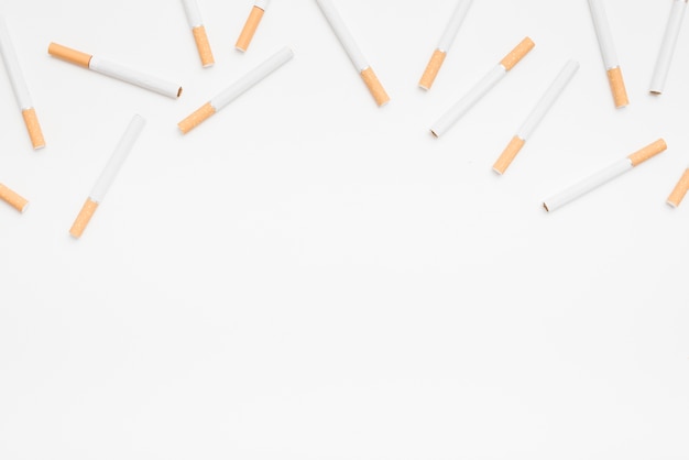 Nahtloses Muster von Zigaretten auf weißem Hintergrund