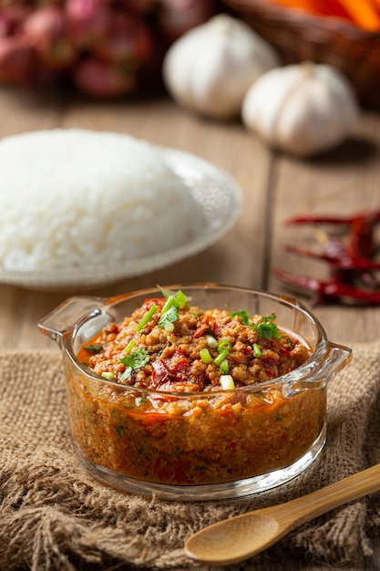 Nam Prik Ong, würziges Schweinefleisch mit Gemüsesalat, thailändisches Essen.