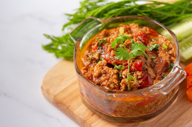 Nam Prik Ong, würziges Schweinefleisch mit Gemüsesalat, thailändisches Essen.